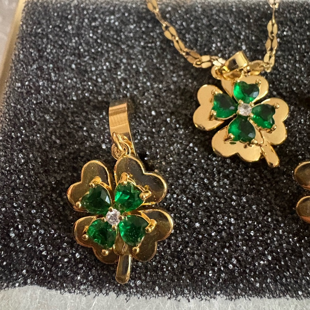 Gold Green Clover Pendant Necklace Earrings Set NIB - Picture 3 of 4